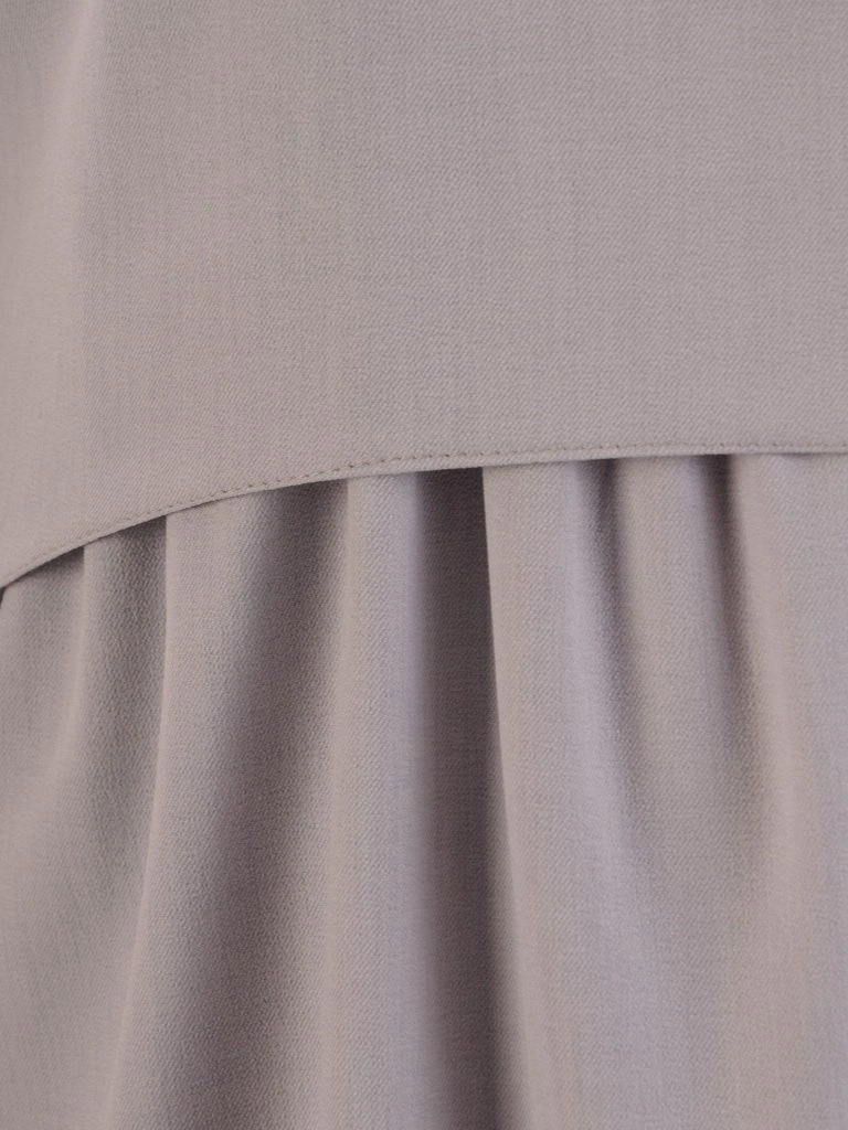 Wizytowa sukienka trapezowa w kolorze gołębim – swobodny fason tuszujący biodra 26424