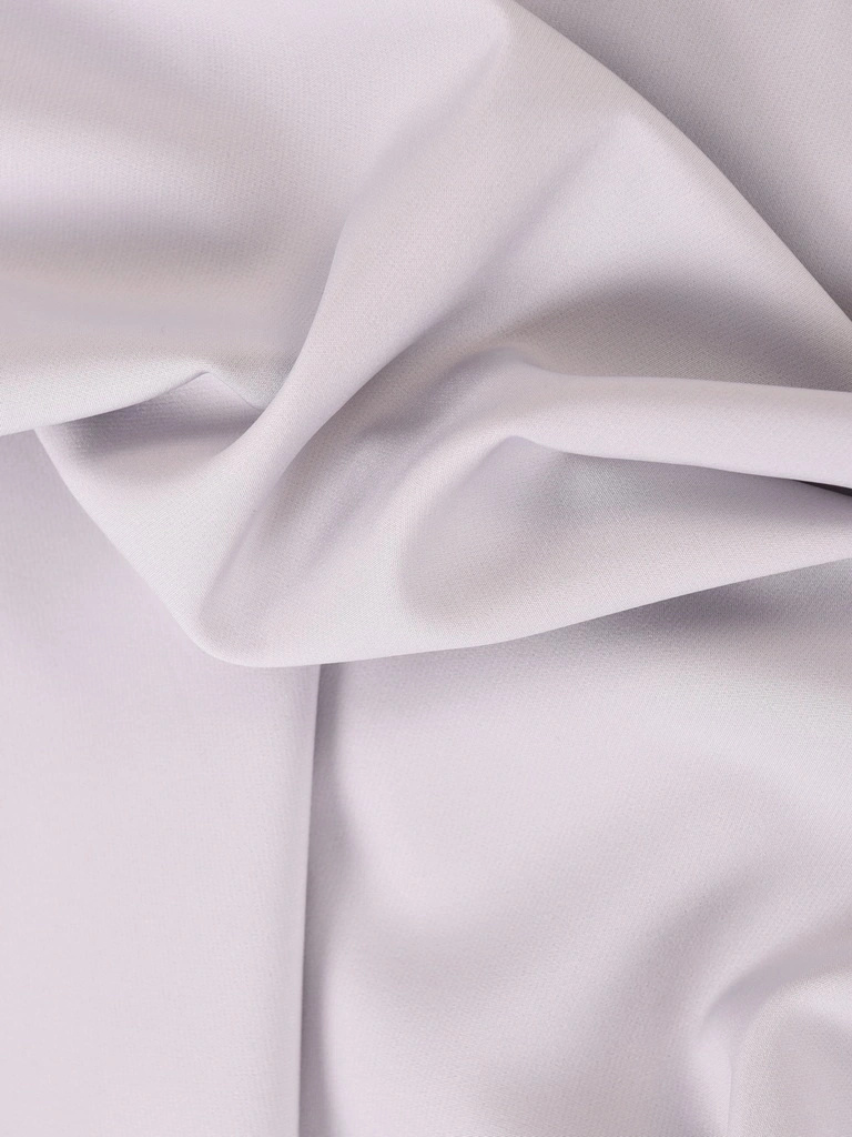 Elegancka sukienka midi w kwiaty na wesele – prosty fason w gołębim odcieniu 32632