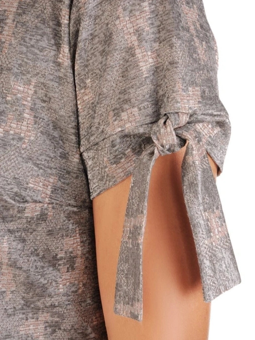 Elegancka sukienka rozkloszowana w odcieniu srebra – fason z narzutką pięknie modelujący sylwetkę 26989