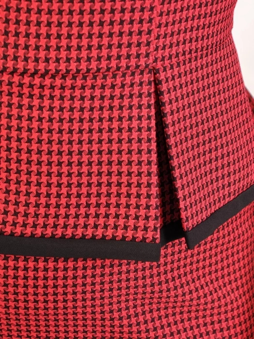 Elegancka sukienka midi w pepitkę o prostym kroju – kobieca baskinka i rękawy 3/4 z falbaną 34444