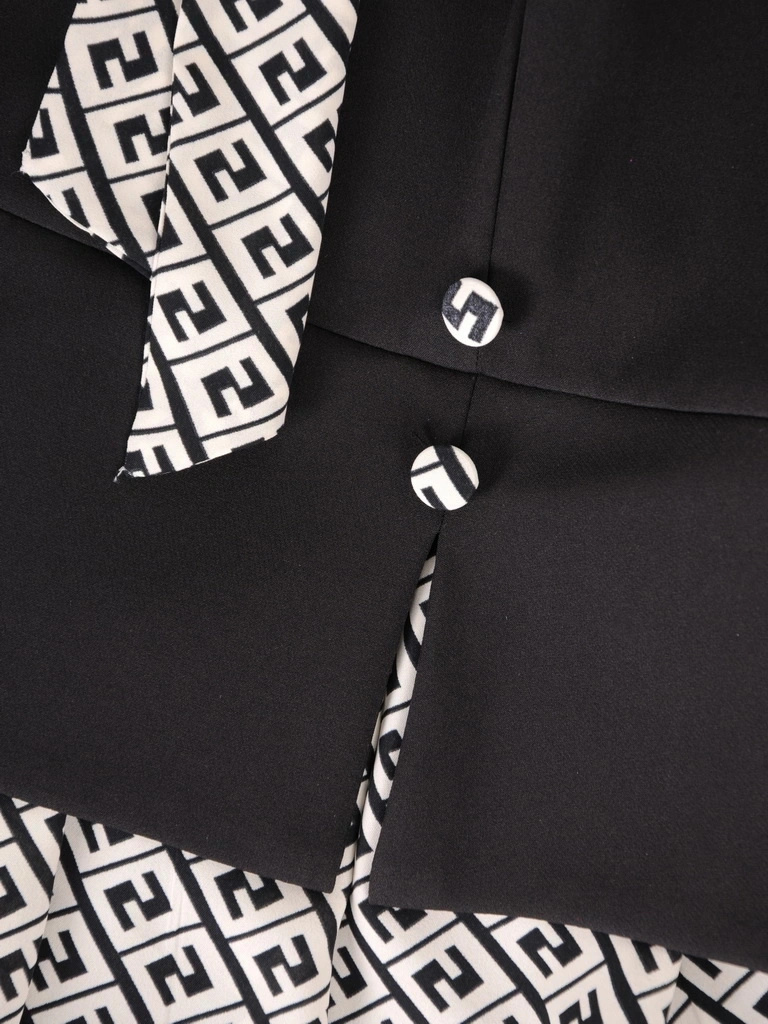 Elegancka czarno-biała sukienka rozkloszowana midi – fason z baskinką, dekoltem w serek i guzikami 35126
