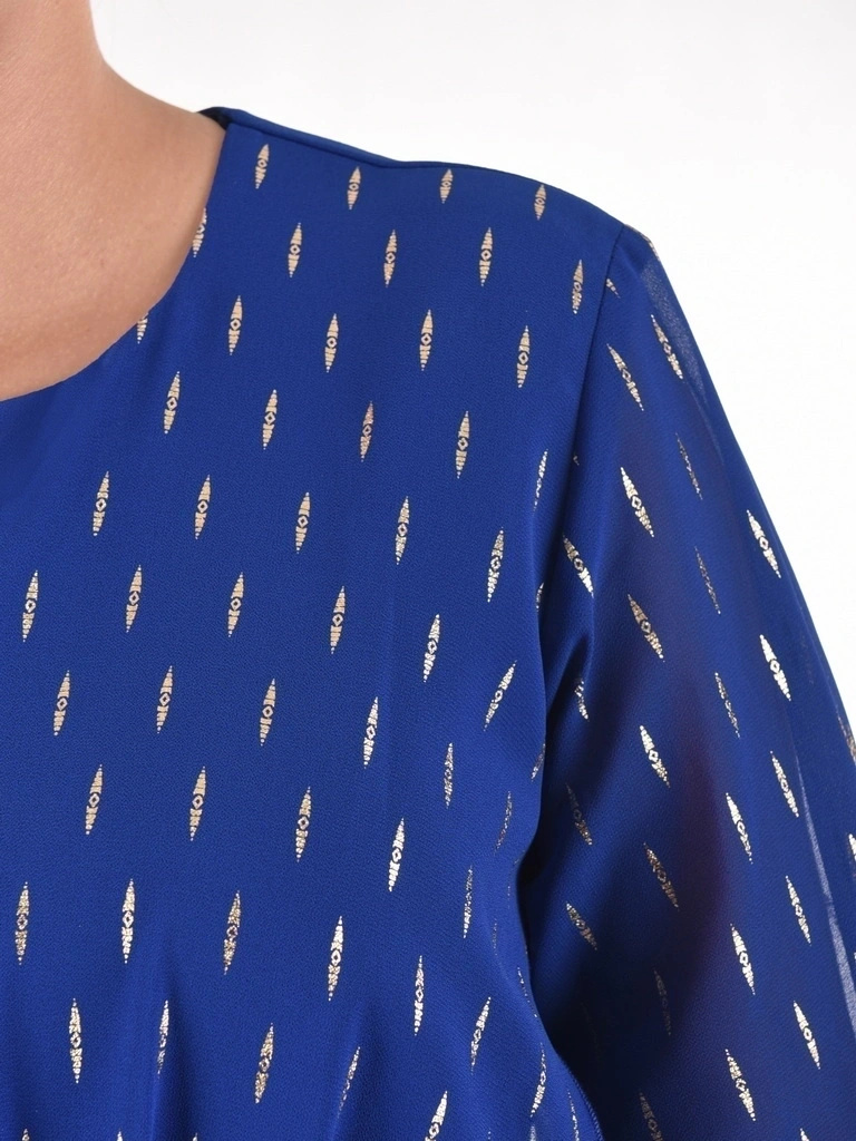 Elegancka chabrowa sukienka na wesele i andrzejki o prostym kroju – maskująca baskinka ze złotym akcentem 40393