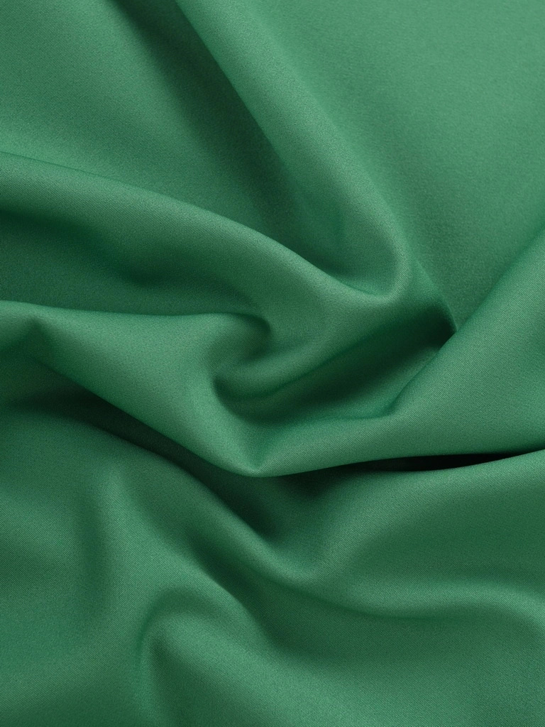 Zielona sukienka midi w kwiaty z narzutką – elegancki prosty fason ze złotym akcentem w pasie 36130