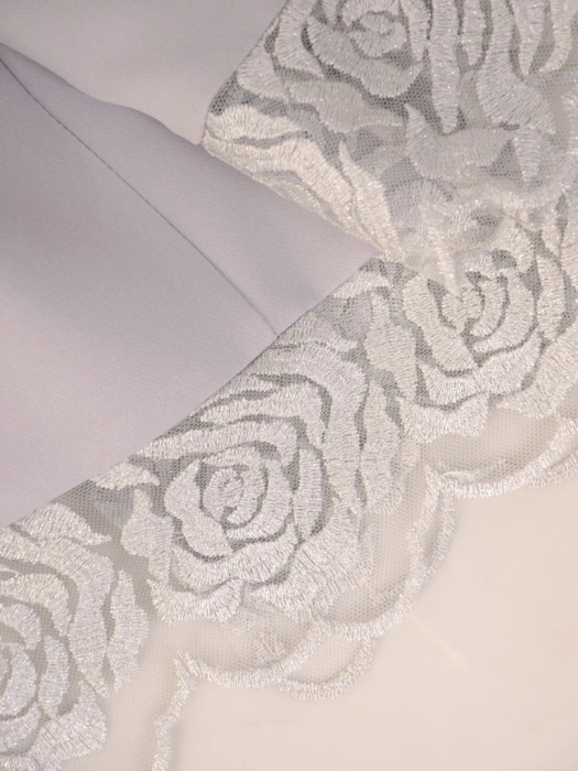 Elegancka sukienka wizytowa na wesele o prostym kroju – stylowa narzutka z gipiurą 32599