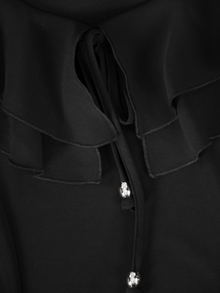 Elegancka czarna sukienka rozkloszowana z żabotem – kobiecy krój tuszujący biodra 36244