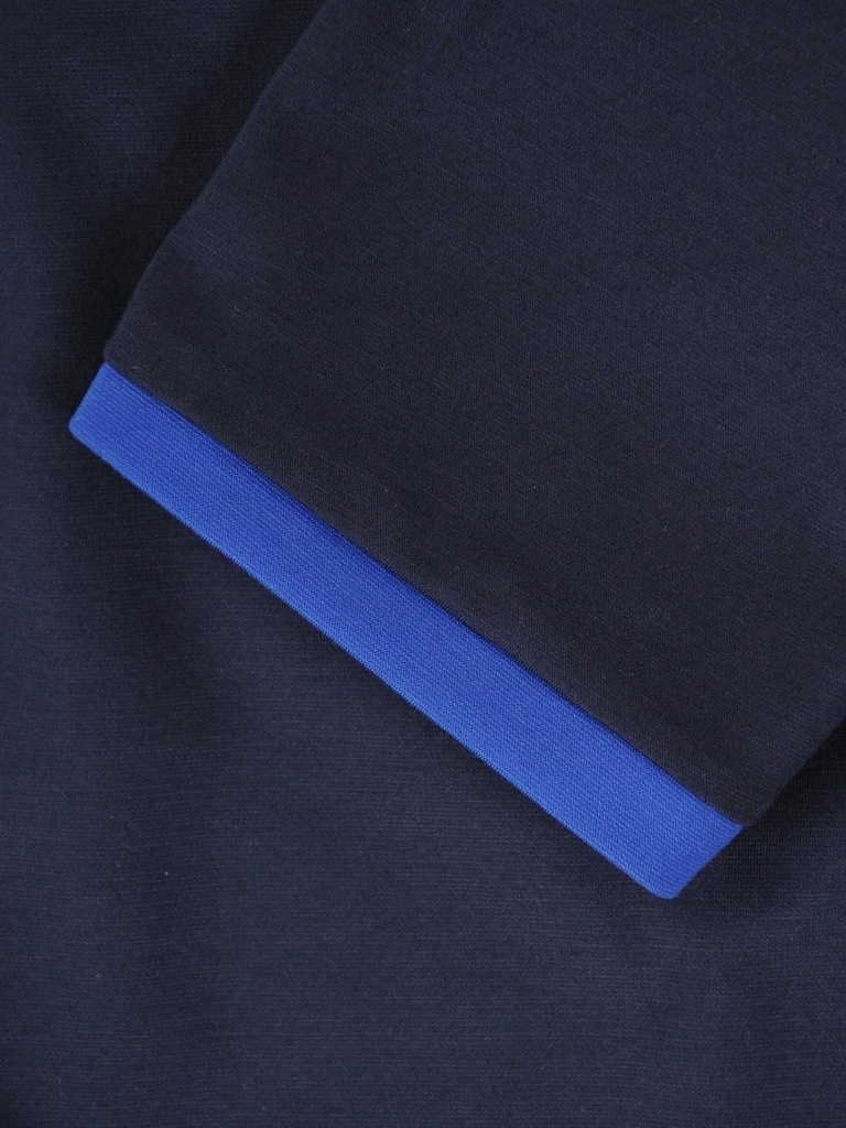 Elegancka prosta sukienka midi z rękawem 3/4 – chabrowe wstawki i ozdobne guziki wysmuklające sylwetkę 38788