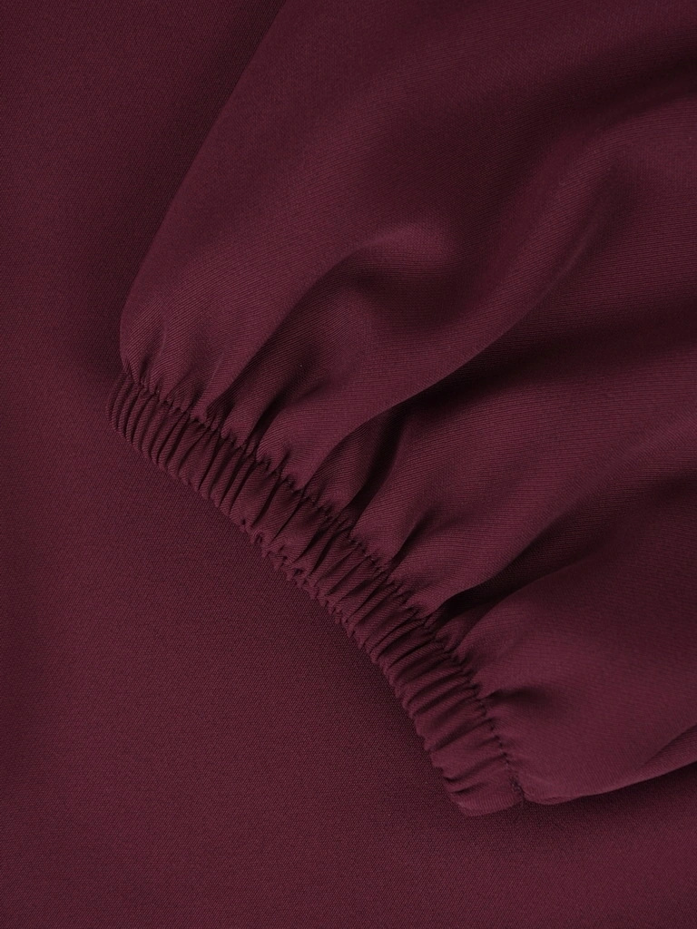 Elegancki kostium damski ze spodniami na wesele śliwkowy – tuszujący fason z rękawem 3/4 42489