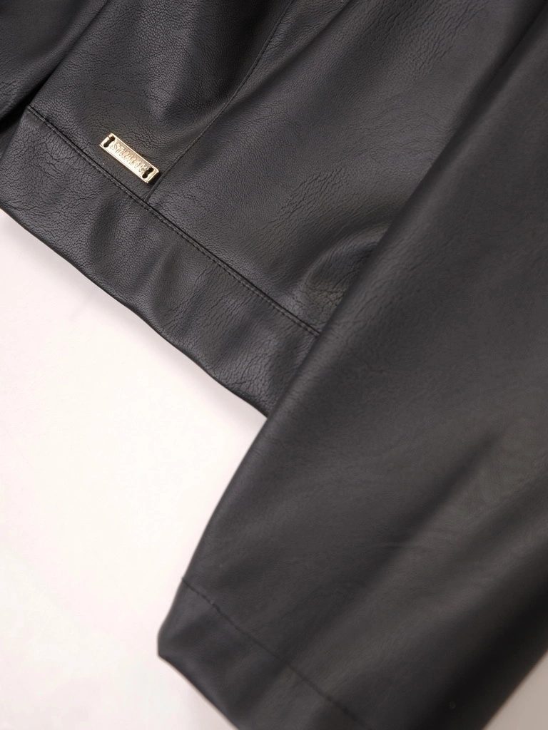 Czarny elegancki żakiet damski do sukienki o prostym kroju – optycznie wysmuklający model z rękawem 3/4 35450