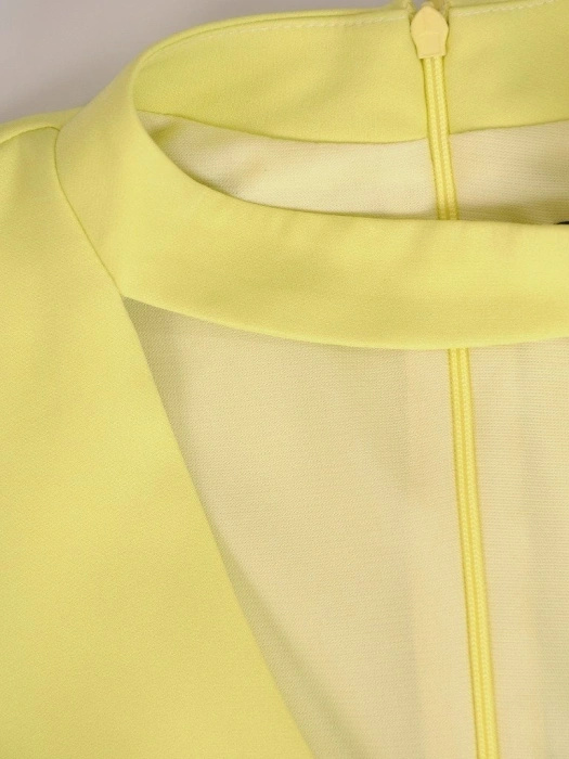 Wizytowa sukienka trapezowa w odcieniu limonki – model tuszujący biodra z krótkim rękawkiem 21111