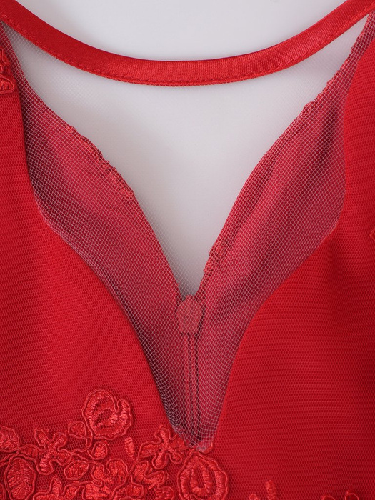 Rozkloszowana sukienka Skarlet VIII, czerwona kreacja z artystycznie wykończonym dekoltem.