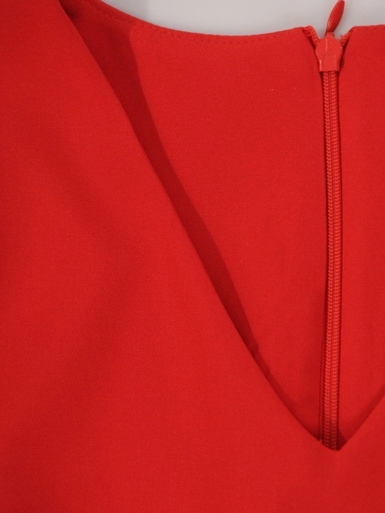 Elegancka czerwona sukienka midi z dekoltem w serek – prosty krój z ozdobnymi guzikami 24243