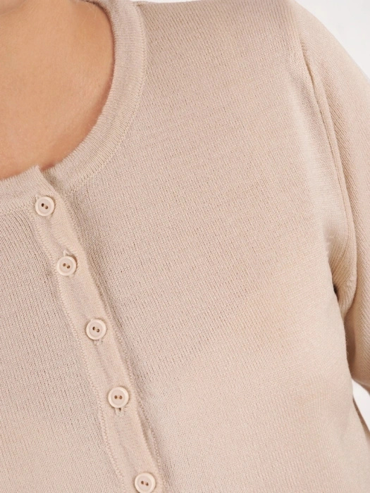 Elegancki sweter damski rozpinany w odcieniu beżowym – prosty fason z miękkiej dzianiny na chłodne dni 39246
