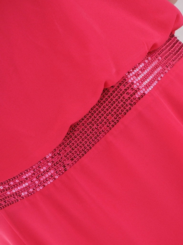 Elegancka amarantowa sukienka midi – prosty fason z cekinami i kimonowym rękawem 37782