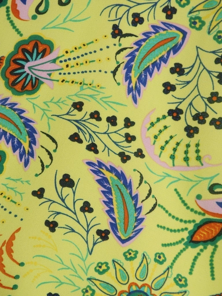 Zielona wzorzysta sukienka trapezowa midi – maskujący krój z kobiecymi falbanami 36249