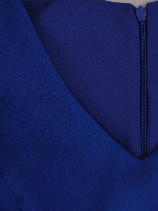 Elegancka chabrowa sukienka maxi bez rękawów – rozkloszowany asymetryczny fason z kieszeniami 21533