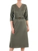 Elegancka sukienka khaki trapezowa z paskiem i rękawem 3/4 – swobodny krój midi z bocznymi rozcięciami 39476