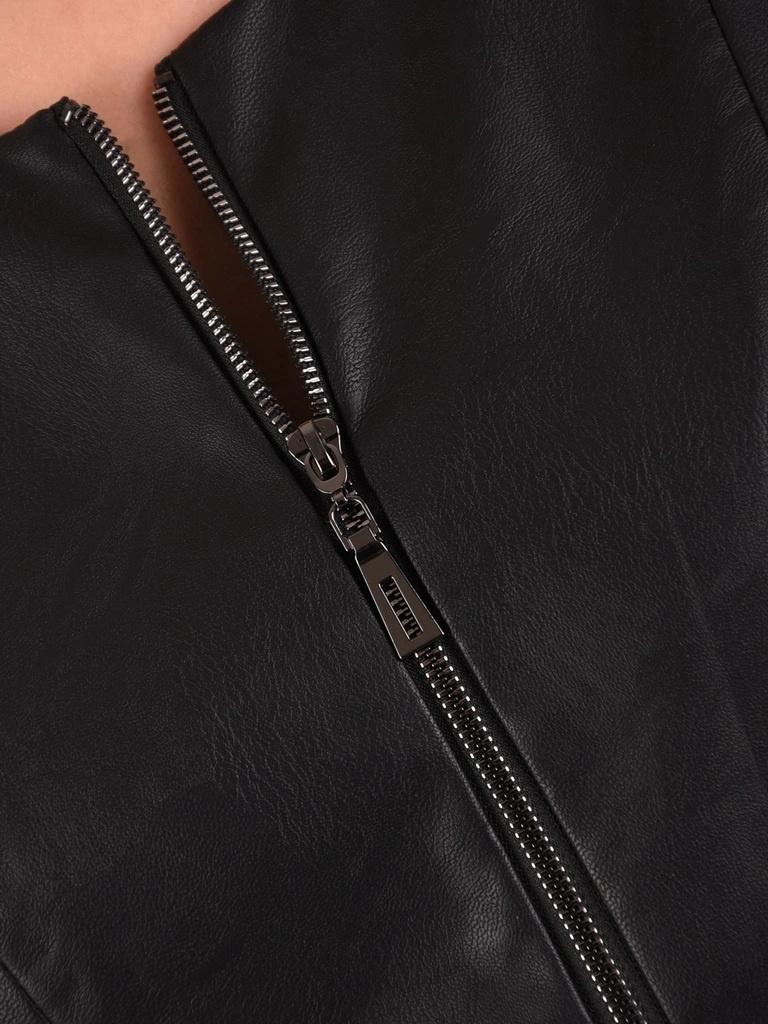 Elegancka czarna kurtka przejściowa o prostym fasonie – stylowe wstawki z ekoskóry i wygoda 33225