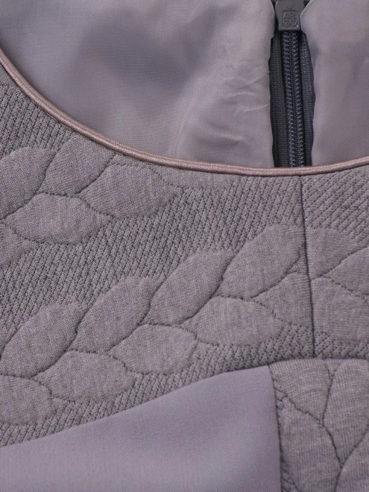 Elegancka szara sukienka biurowa midi – prosty krój z rękawem 3/4 i dekoltem w łódkę 7249