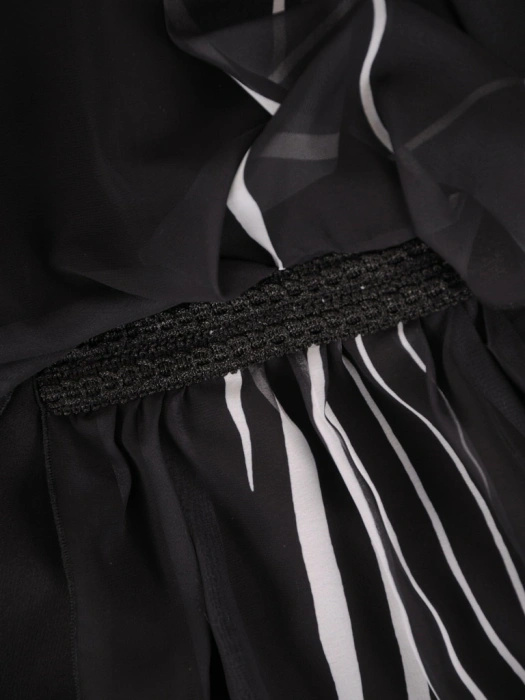Elegancka czarna sukienka biurowa midi o prostym kroju – kontrastowe detale nadające szyku 39397