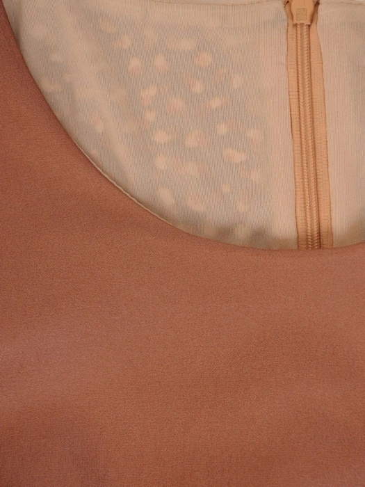 Elegancka sukienka rozkloszowana midi w brązowy wzór – szykowny fason tuszujący biodra 31382