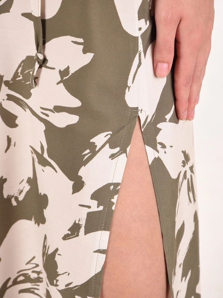 Elegancka sukienka trapezowa maxi w kwiaty khaki – wiskozowy model z paskiem modelującym talię 42085