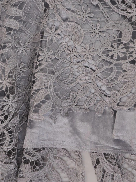 Srebrzysta sukienka koktajlowa na andrzejki i sylwestra – prosty krój z wysmuklającymi przeszyciami 9445