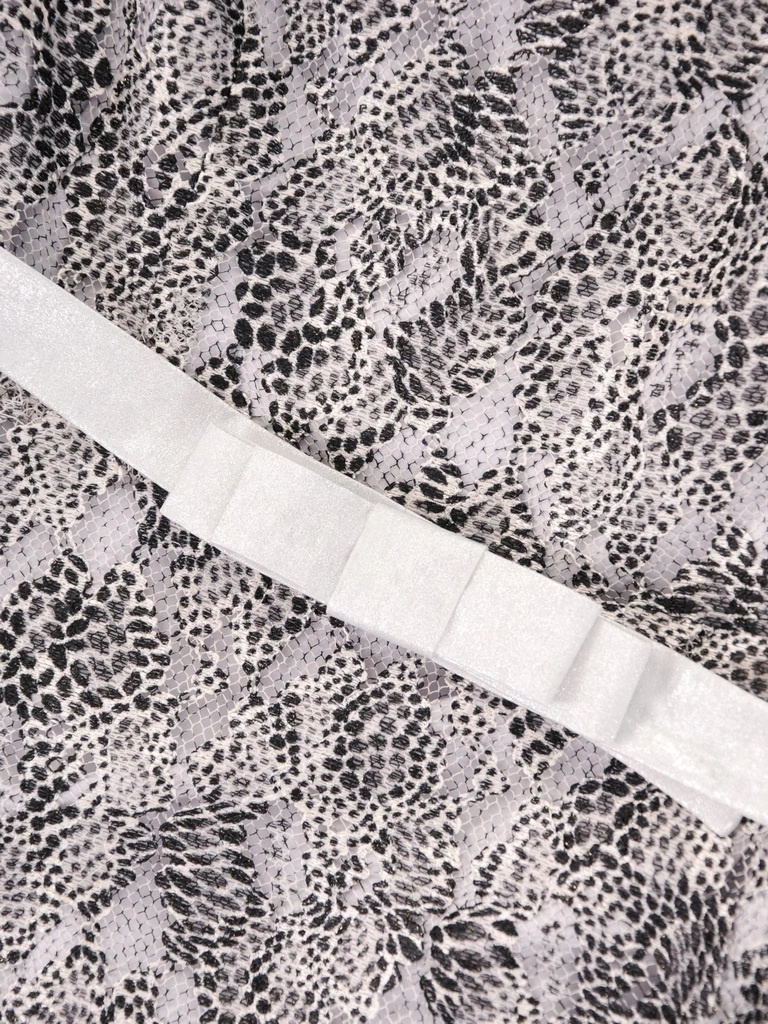 Elegancka sukienka rozkloszowana midi z rękawem 3/4 – stylowy czarno-biały wzór z paskiem w talii 37665