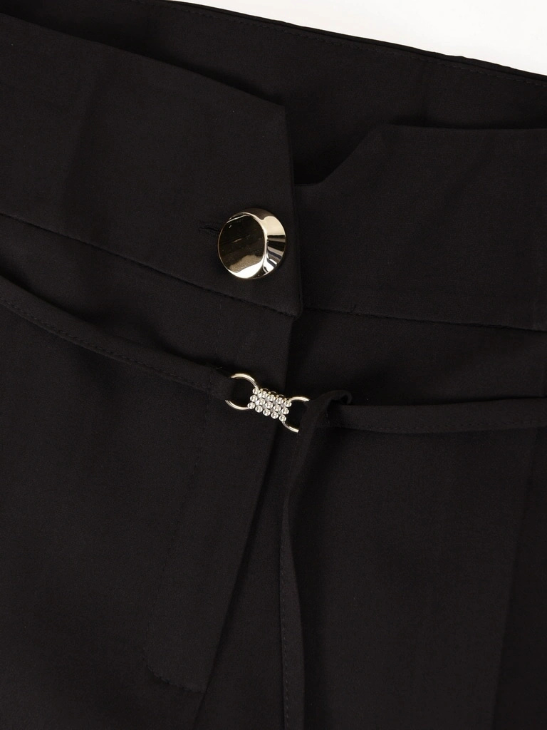 Elegancki czarny kostium damski – luźne spodnie z kantem i prosty żakiet z paskiem 42193