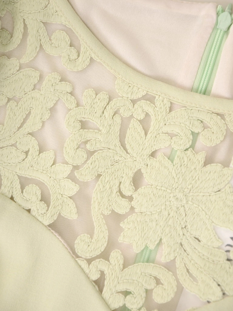 Elegancka pistacjowa sukienka trapezowa midi – kobieca koronka oraz fason dodający lekkości 37708