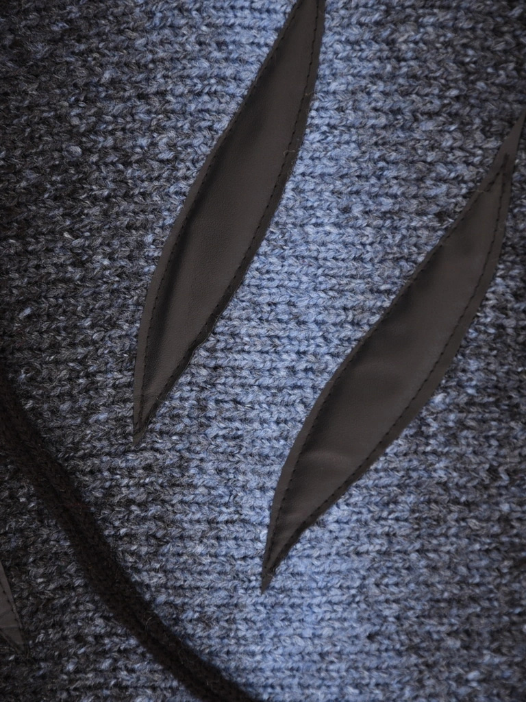 Elegancki granatowy sweter z kieszeniami – luźny fason ze stójką idealny na jesień 42179