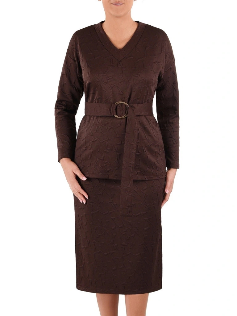 Brązowy komplet plus size z bluzką V-neck i midi spódnicą – ponadczasowy krój, który wysmukla sylwetkę 40778