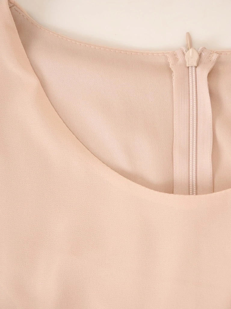 Beżowa sukienka wizytowa z rękawami kimono – prosty fason z błyszczącym akcentem 37784