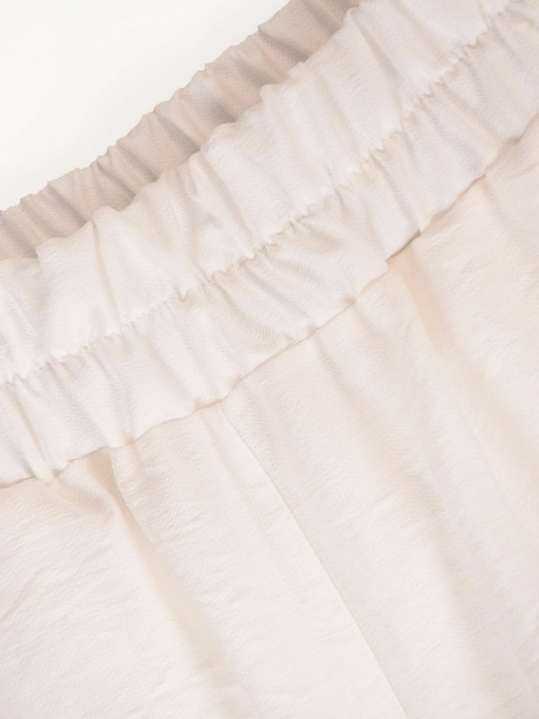 Wizytowy komplet damski ze spodniami pudrowy róż – luźny krój z dekoltem w serek pięknie modeluje sylwetkę 41755