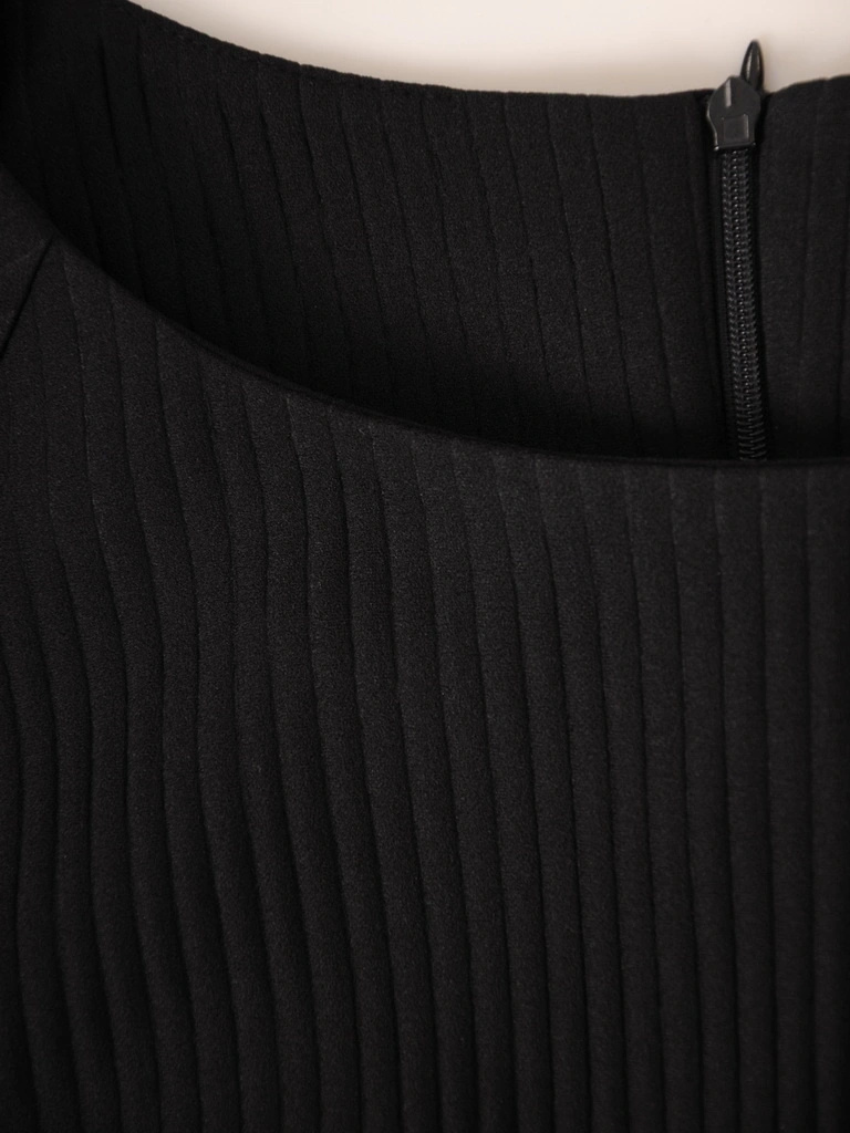 Elegancka czarna sukienka dzianinowa – prosty, wysmuklający fason z rękawem 3/4 39047