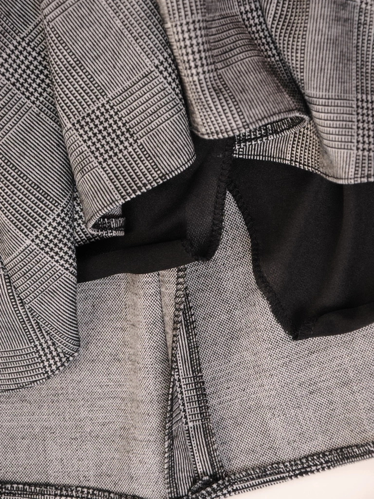 Elegancka sukienka biurowa midi w kratę rozkloszowana – kobiecy fason z rękawem 3/4 33905