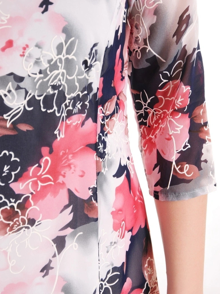 Elegancka sukienka rozkloszowana w kwiaty – kobiecy fason midi pięknie wysmuklający sylwetkę 39400