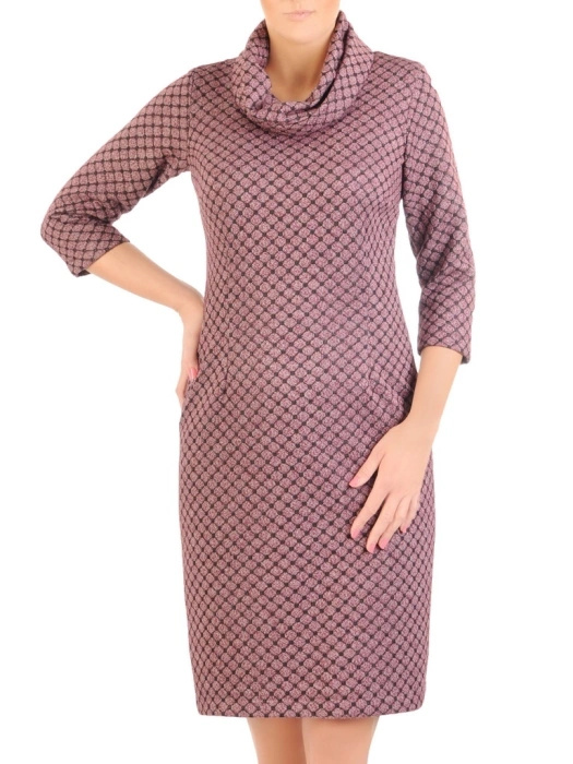 Elegancka fioletowa sukienka jesienna do pracy – prosty fason modelujący sylwetkę zaszewkami 34363