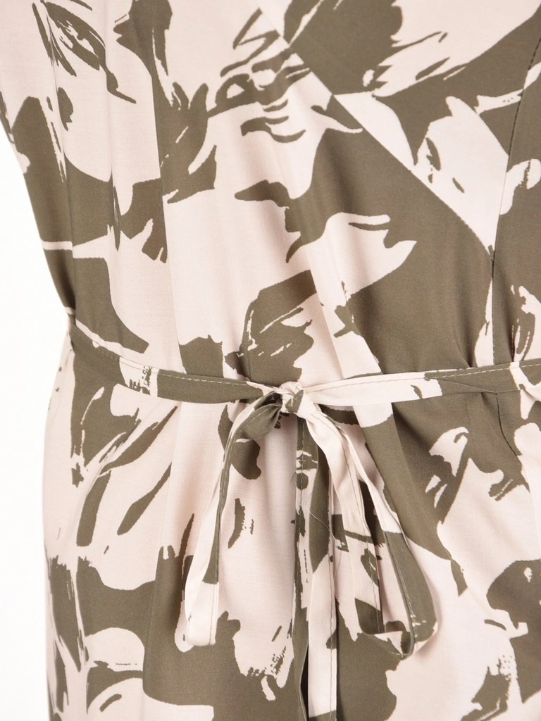 Elegancka sukienka trapezowa maxi w kwiaty khaki – wiskozowy model z paskiem modelującym talię 42085