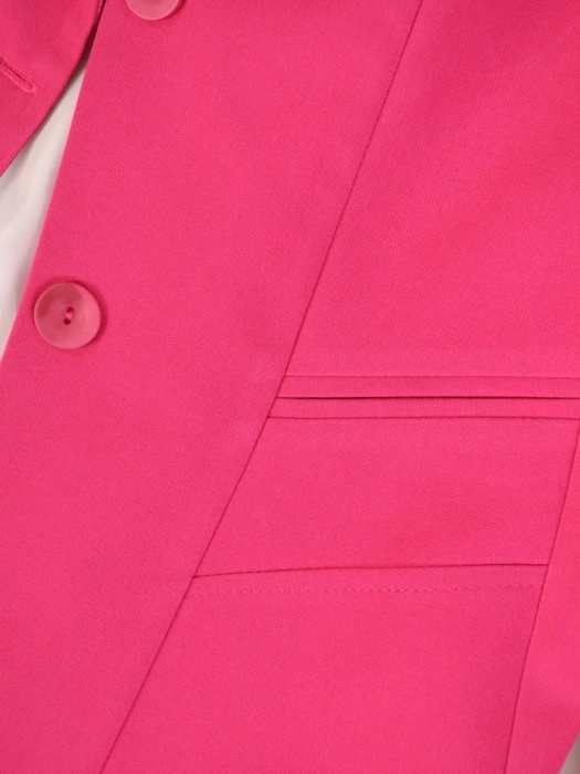 Elegancki garnitur damski na wesele fuksja – prosty fason optycznie wysmuklający sylwetkę 33338