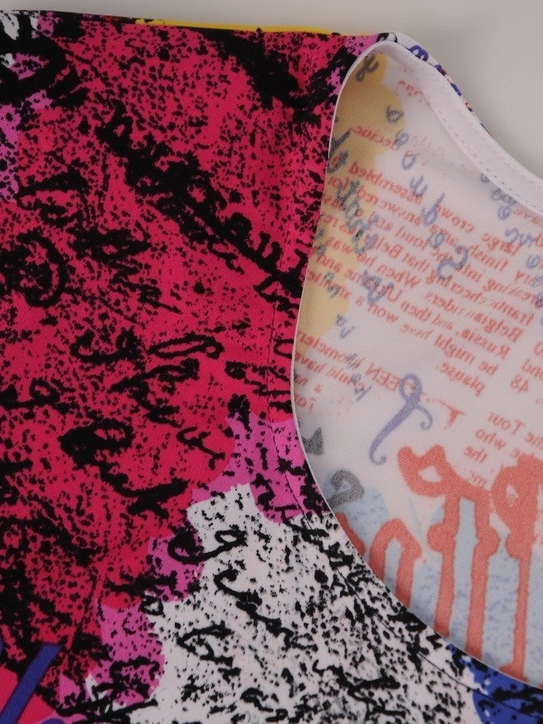 Elegancka bluzka wizytowa w barwny wzór – prosty fason z ozdobnym wiązaniem podkreślającym talię 6373