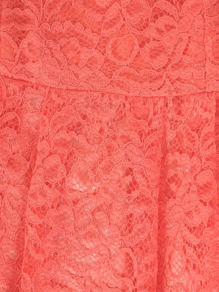 Koralowa sukienka maxi z plisowanym dołem – rozkloszowany fason z dekoltem łódka 37706