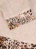 Prosta beżowa sukienka midi z akcentem animal print – maskująca baskinka i ozdobny kołnierzyk 34406