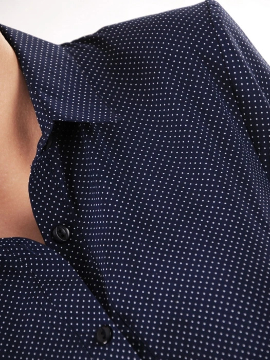 Elegancka granatowa koszula z krótkim rękawem w grochy – taliowany fason pięknie akcentujący talię 36286