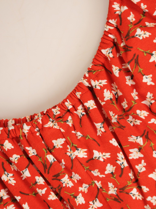 Czerwona sukienka w kwiaty z dekoltem typu carmen 32488
