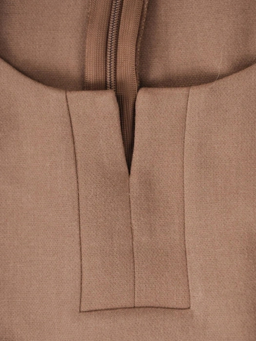 Elegancka beżowa sukienka midi o prostym fasonie – modelujące sylwetkę cięcia z ozdobnym dekoltem 37322