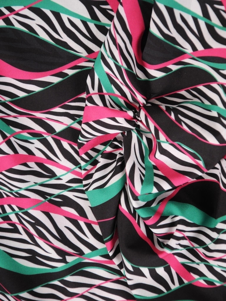 Wielobarwna bluzka plus size w zwierzęcy deseń na lato – trapezowy krój z dekoltem V, optycznie wysmuklający sylwetkę 39692