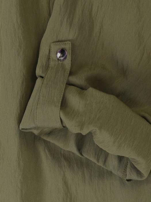 Khaki koszula damska z kołnierzykiem – zaokrąglony dół wysmuklający sylwetkę, z podwijanymi rękawami 40220