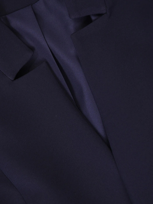 Granatowy garnitur damski na wesele – spodnie dzwony z kantem i taliowany krój wysmuklający sylwetkę 42190