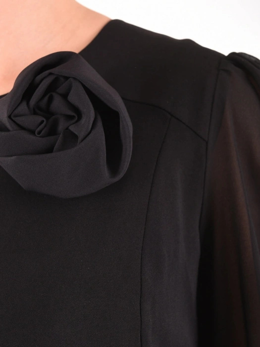 Elegancka czarna sukienka rozkloszowana maxi – szyfonowe rękawy i pasek podkreślający talię 40454