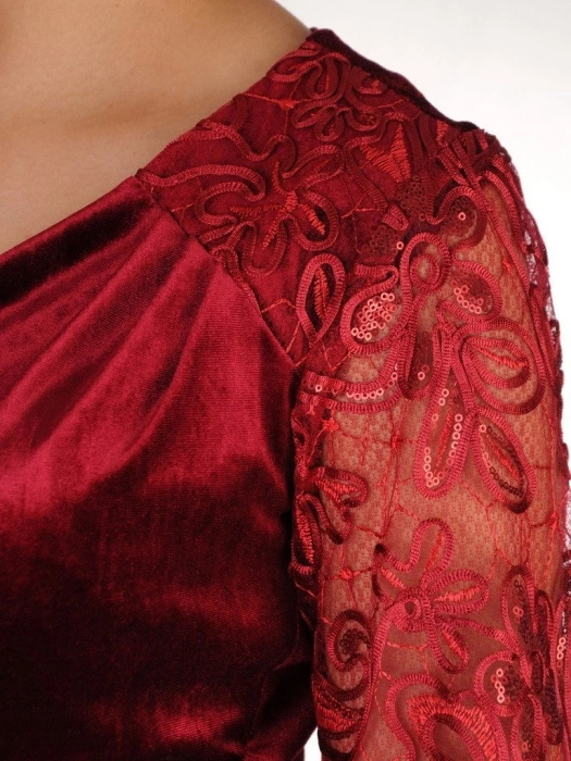 Elegancka bordowa sukienka wieczorowa kopertowa midi – efektowne cekinowe rękawy i modelujące marszczenie 18890